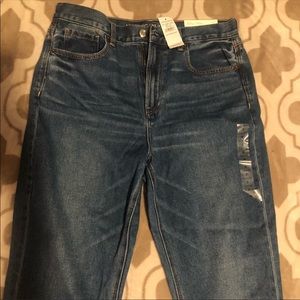 Size 8 dark washed American Eagle Mom Jeans